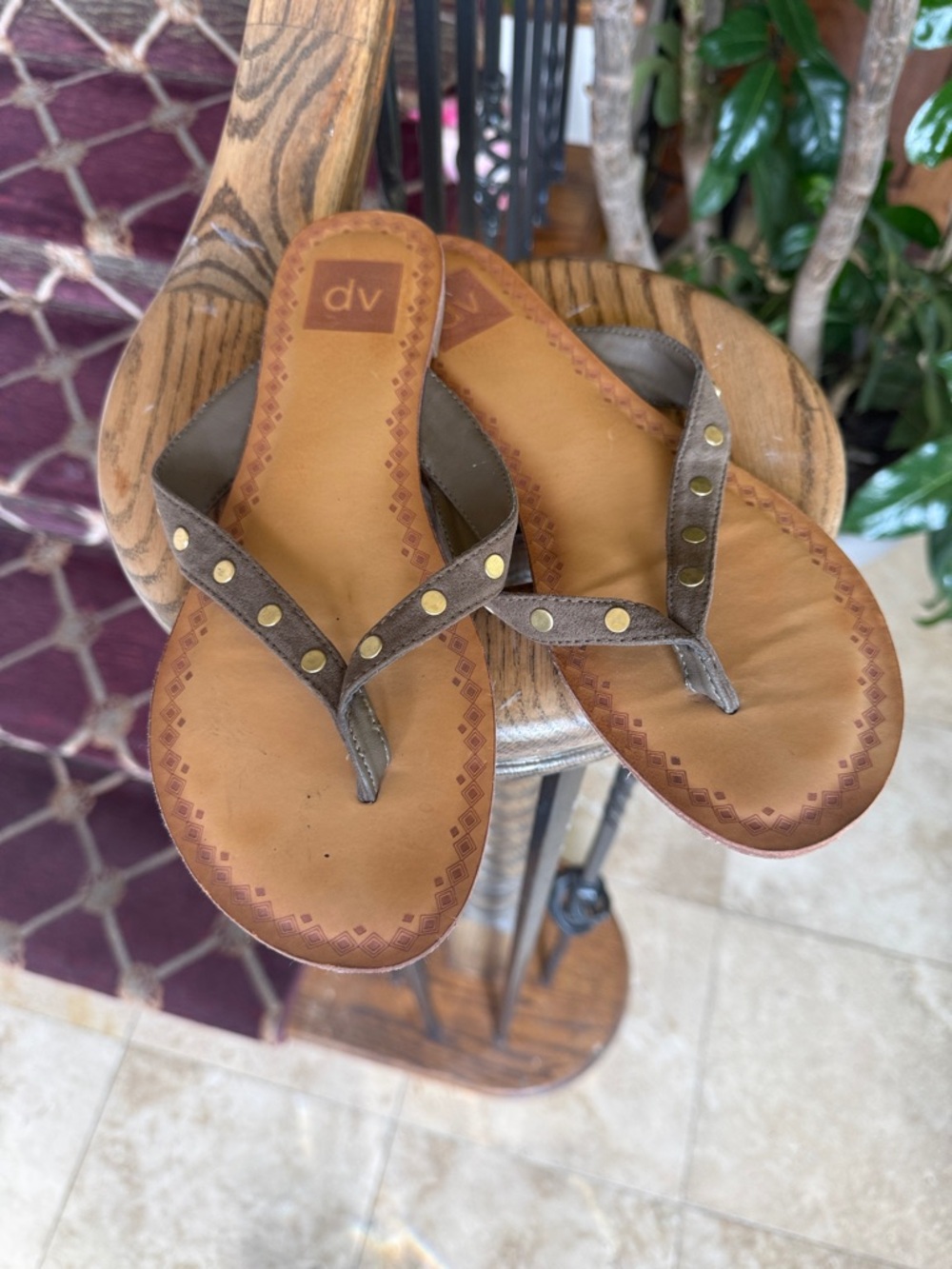 DOLCE VITA ladies, studded, flip-flop sandal, size 8 excellent condition - Picture 8 of 10